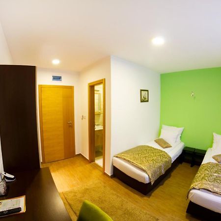 Hotel Dubai Plandiste Bagian luar foto