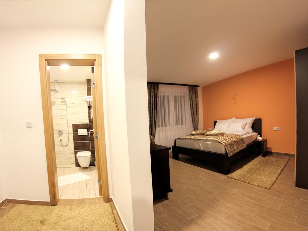 Hotel Dubai Plandiste Bagian luar foto