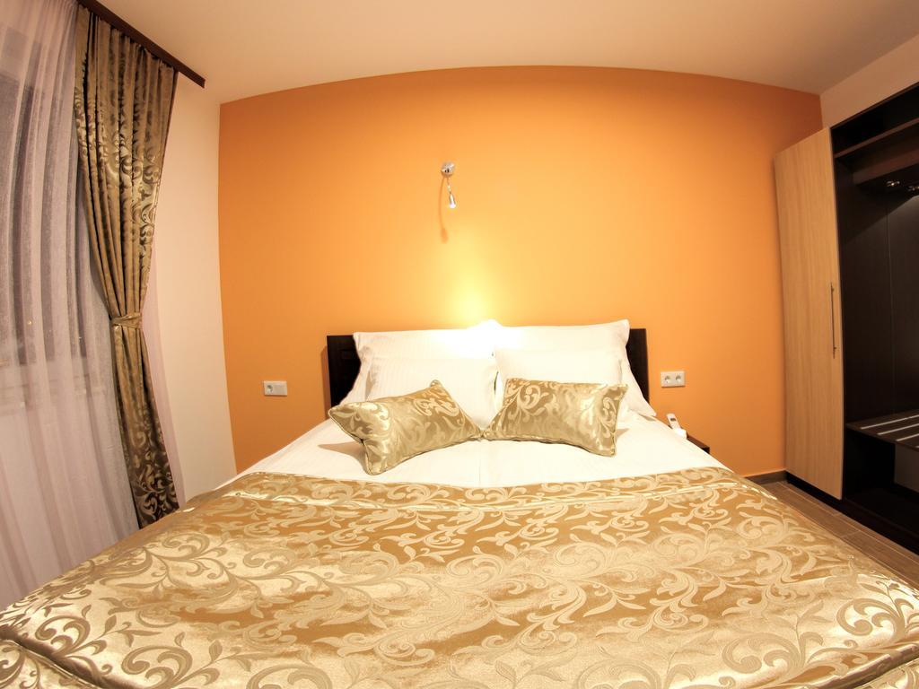 Hotel Dubai Plandiste Bagian luar foto