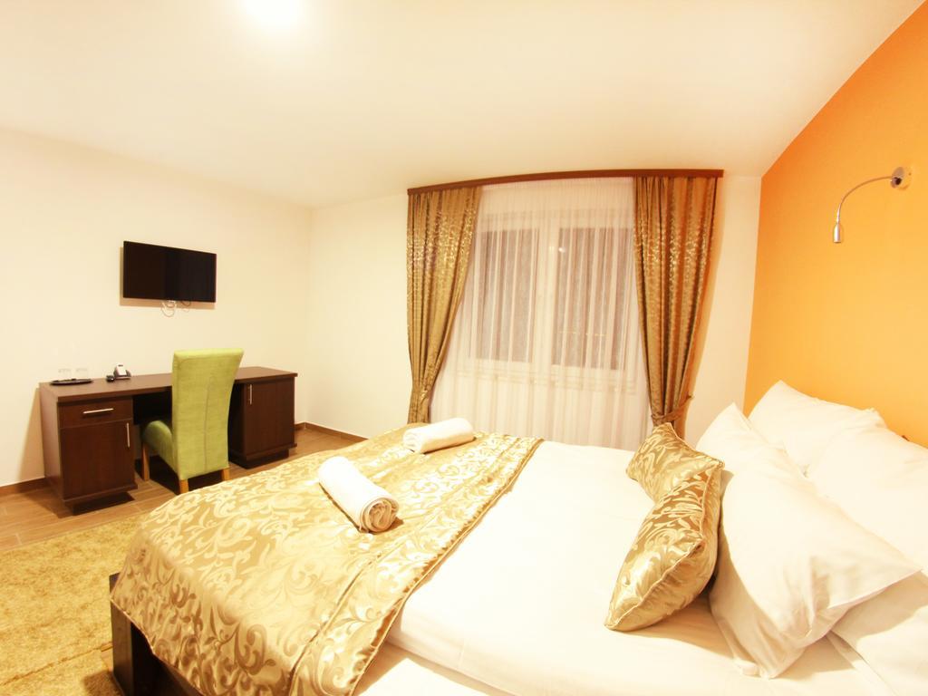 Hotel Dubai Plandiste Bagian luar foto