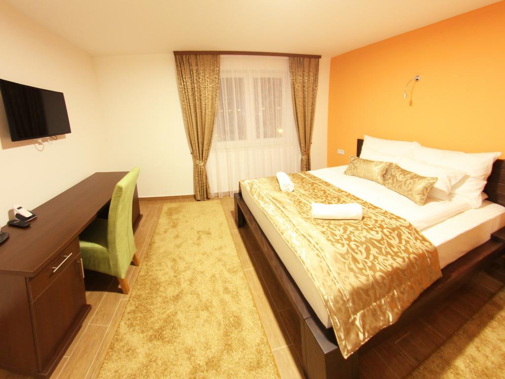 Hotel Dubai Plandiste Bagian luar foto