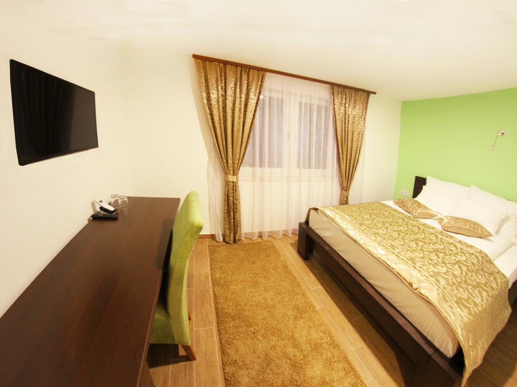 Hotel Dubai Plandiste Bagian luar foto