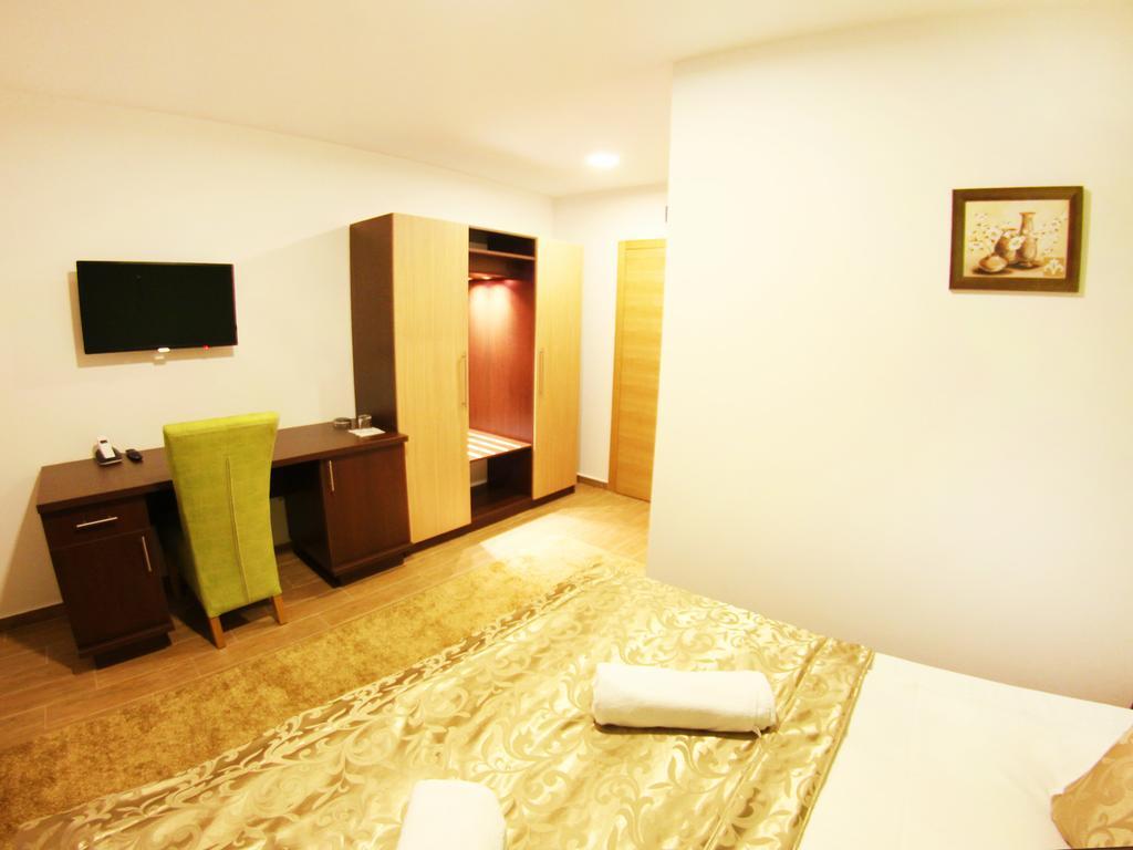 Hotel Dubai Plandiste Bagian luar foto