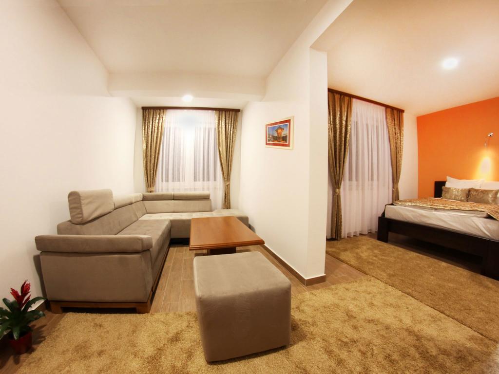 Hotel Dubai Plandiste Bagian luar foto