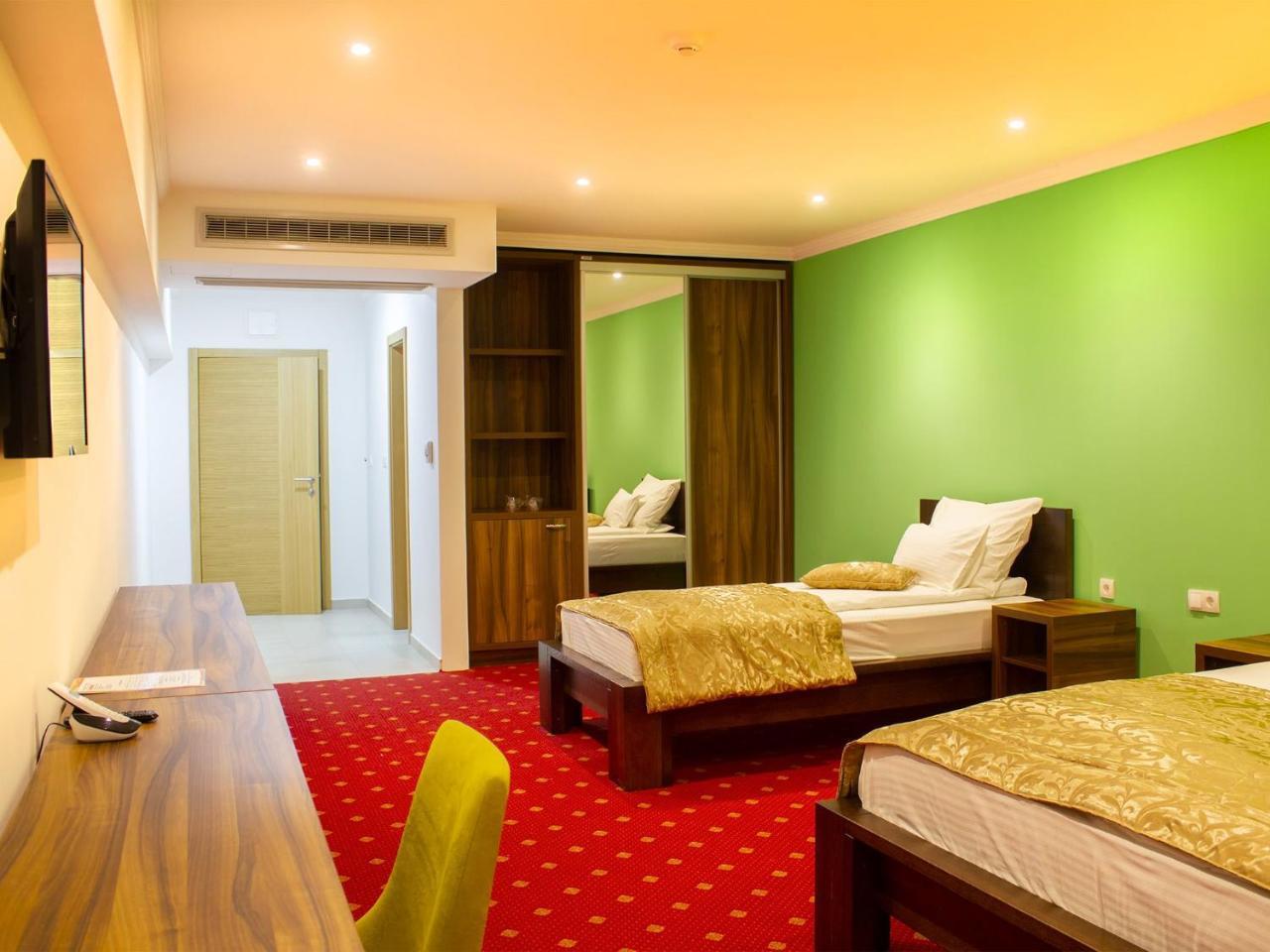Hotel Dubai Plandiste Bagian luar foto