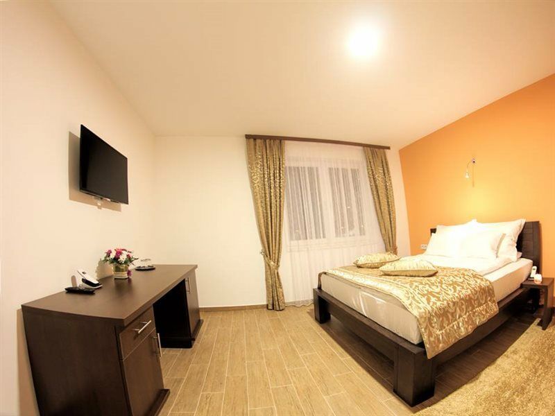 Hotel Dubai Plandiste Bagian luar foto